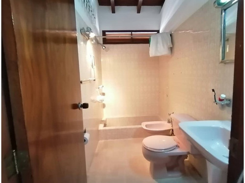 Imagen 2 de 9 de Casa Estilo Colonial Dividida En Cuatro Niveles, Habitación Principal Con Baño Y Vestier