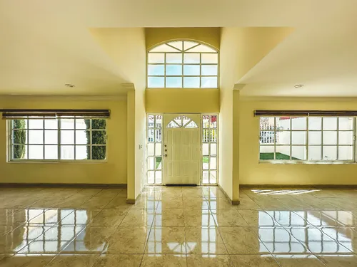 Casa En Venta Con Recámara En Planta Baja En Rincones De La Calera.