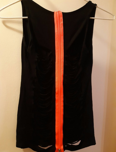Remera Negra C Diseños Fucsia Y Espalda Rasgada Talle Único