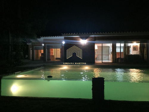 Hermosa Casa Con Piscina Y Parque A Metros Del Mar En Playa Mansa