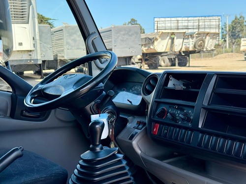 2017 Camión Hino Xzu 8.5 Sl Con Furgon Cerrado Y Plataforma