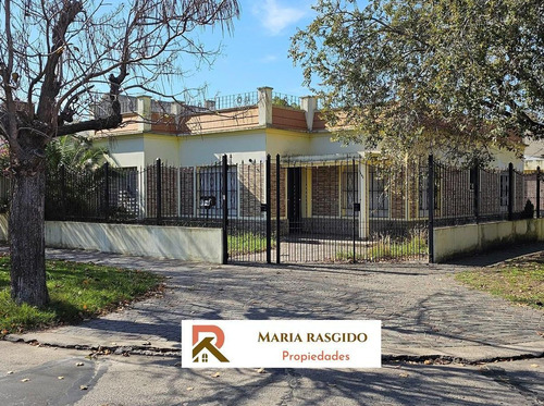 Casa  En Venta Ubicado En Castelar, Morón, G.b.a. Zona Oeste