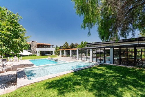 Casa En Venta De 8 Dorm. En Colina