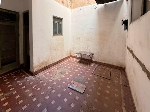 Venta - Departamento De 2 Dormitorios Con Patio. Centro, Rosario.