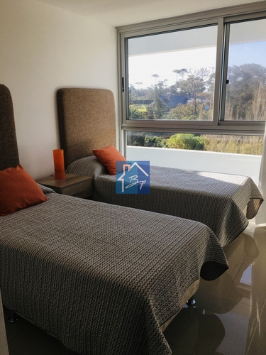 Apartamento En Venta, Edificio De Categoría, Playa Mansa, Punta Del Este- Ref: 828