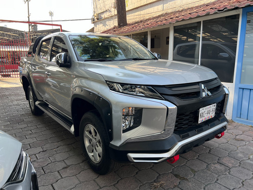 Mitsubishi L200 2.4 Cabina Doble 4x2 Mt
