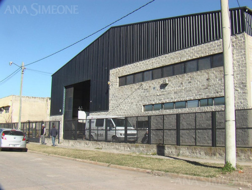 Importante Nave Industrial De 858m2