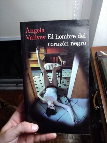 Angela Vallvey El Hombre Del Corazon Negro