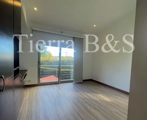 Lujosa Residencia: Confort Y Elegancia Por $13.900.000 Incluida Administración, San Simón