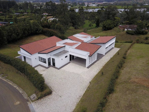 Casa Moderna Para Estrenar  en  parcelacion La Ceja Sector El Capiro