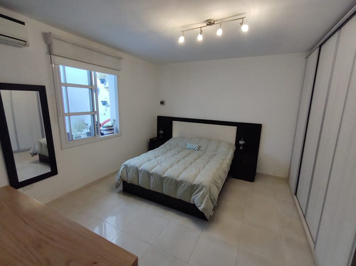 Imperdible Ph En Venta Totalmente Renovado En Flores Norte Sin Expensas. Dueño Directo. 2 Dormitorios 2 Baños, Estudio, + Patio, Terraza Y Parrilla Propia. Muy Silencioso Y Luminoso. Unico.