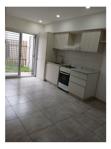 Reservado! Alquiler Departamento 2 Ambientes En Planta Baja Muy Luminoso Con Pequeño Espacio Verde Propio