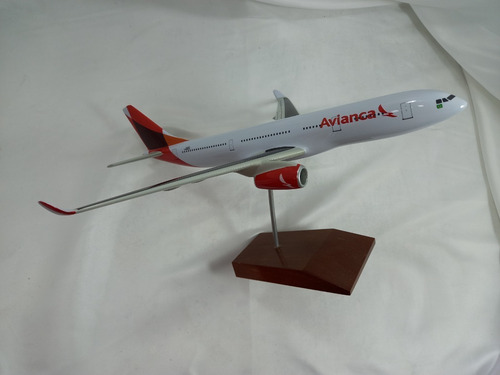 Miniatura De Avião A 330 Avianca ***