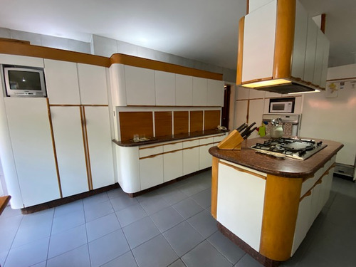 Se Vende Casa 630m2. 4h + S/5b + S/4p. Santa Paula.
