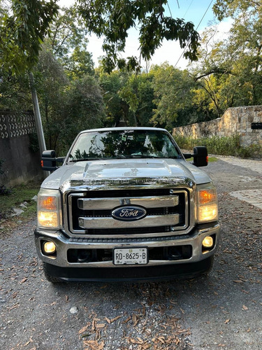 Ford F-250 Súper Duty Xlt Cabina y media 4x4 gasolina
