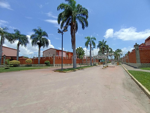 Casa Con Áreas Verdes En Araguama Country, Maracay, Ljsa 