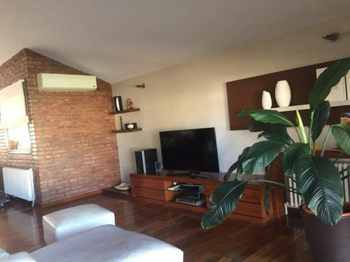 Casa De Categoría En Venta De 3 Dorm. En Villa Cabrera, A Metros Del Shopping.