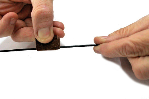 Imagen 3 de 10 de Cera Profesional Para Cuerdas Arcos Ballestas + Trozo Cuero
