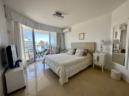 Alquiler De Apartamento De 3 Dormitorios + Dependencia En Amplia Planta En Playa Brava