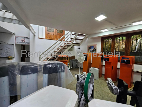Ms: 25-8955. Se Vende Amplia Casa Quinta En Colinas De Bello Monte. A=450m2, 6h, 3b, 3p.