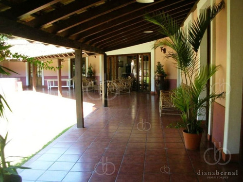Imagen 2 de 29 de Punta Del Este, Chalet Con Gran Jardín, 4 Dormitorios Y Piscina-