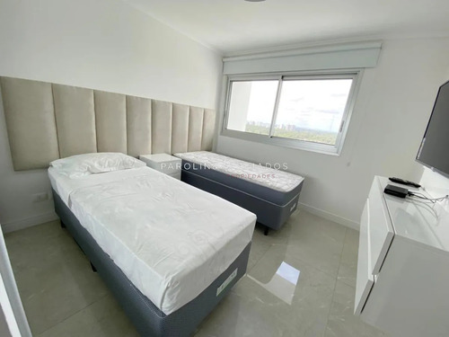 Apartamento De 3 Dormitorios En Venta En Miami Boulevard, Punta Del Este.