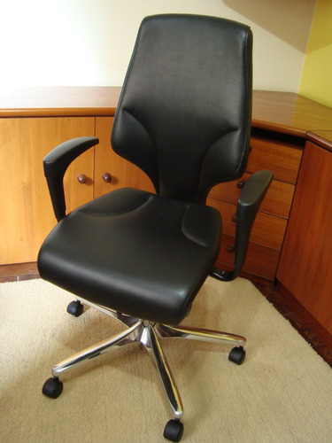 Cadeira Escritório Giroflex/ Candall 64 F8 - Similicouro (Usado)