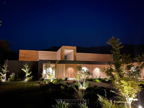 Casa Moderna En Venta De 7 Dorm. En Colina