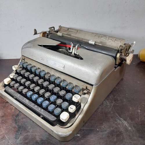 Imagem 2 de 9 de Máquina De Escrever Zeta Antiga Conserto Peças Ou Decoração