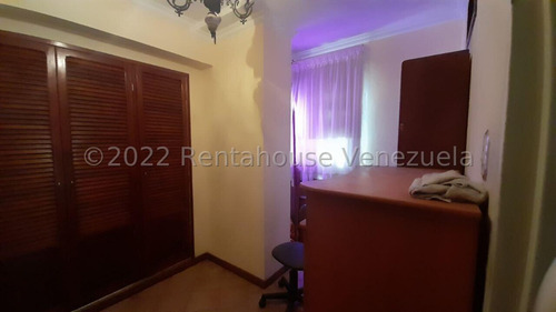 César Bullones Vende Amplio Apartamento En Zona Centro Oeste, Lara 25-8026
