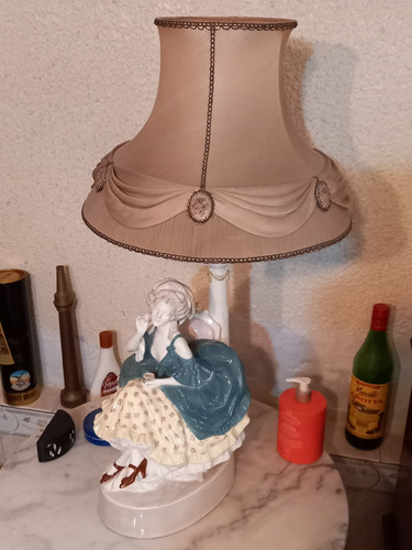 Lámpara De Mesa Porcelana Dama Antigua 