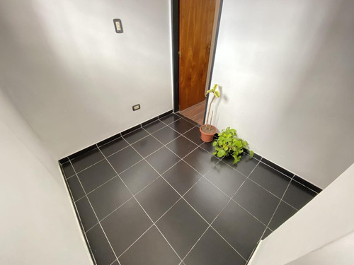 Casa 5 Ambientes Con Patio, Terraza Y Cochera - Acepta Propiedad Menor Valor