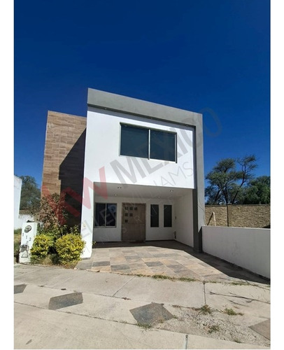 Casa En Venta En Mayorazgo, León! 239 M² Construcción