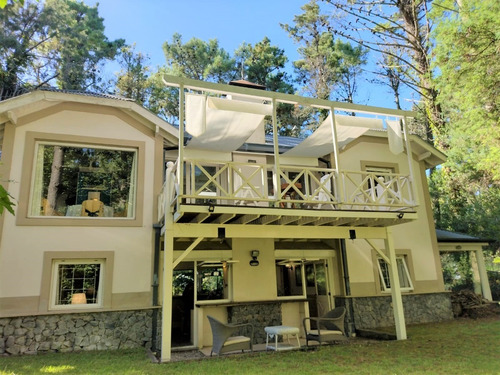 Imagen 17 de 19 de Luminosa Casa Implantada En El Bosque De Cariló
