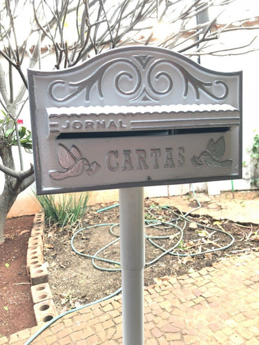 Caixa De Correio Americana Branco Com Prata Com Pedestral