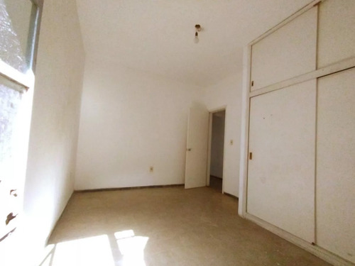 Alquiler En La Teja, Casa De 2 Dormitorios Al Frente, Con Jardin Y Rejas, Patio Chico Con Parrillero, Sin Gastos Comunes
