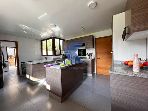 Casa En Venta De 7 Dorm. En Condominio Brisas De Chicureo