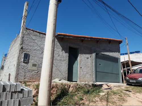 Casa A Venda De 8 Cômodos E 3 Banheiro E 1 Garagem