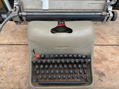 Maquina Escribir Olivetti. No Funciona Antigüedad Decorativa