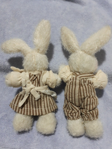 Coelhos Páscoa Pelúcia Casal 17x9cm Creme Com Roupinhas (Usado)