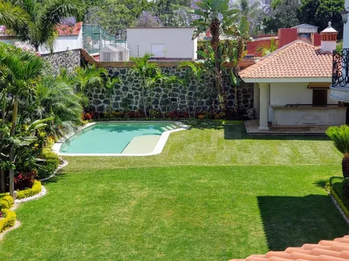 Excelente Casa En Zona Dorada De Cuernavaca, Espacios Amplios Y Acabados De Lujo.