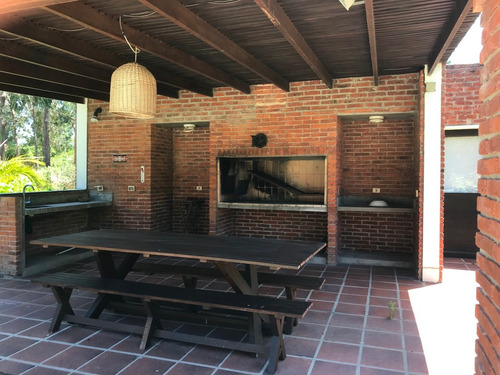 Casa, 4 Dormitorios Y Piscina