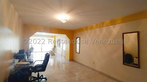 Apartamento En Venta En El Centro Avenida Bolivar De Maracay En Piso Bajo De 332mts2 Oportunidad Holder 24-15136 