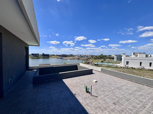 Venta Casa San Sebastián Área 7 - 6 Ambientes A La Laguna
