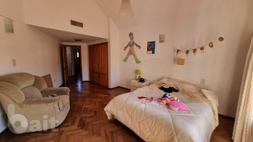 Imagen 11 de 30 de Venta Casa En Villa Belgrano, 4 Dormitorios Y 5 Baños Con Gran Parque!!