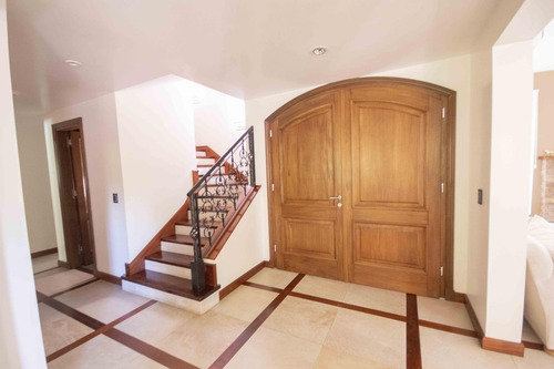 Casa De 5 Ambientes Con Dependencia De Servicio En Venta, En Martínez.