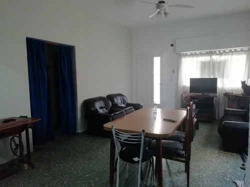 Casa De 5 Ambientes. Excelente Ubicación
