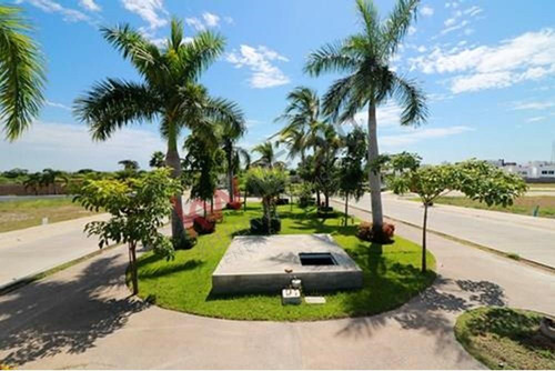 Terreno En Venta En Privada Coto Platino Norte Con Alberca, Casa Club, Areas Deportivas Con Segur...