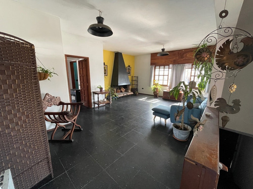 Imagen 1 de 15 de Venta De Amplia Casa Sobre Avenida Italia, Ideal Para Vivienda O Empresa.