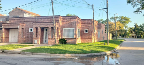 Casa En Venta - 3 Dormitorios 2 Baños - Cocheras - 442mts2 - Coronel Brandsen